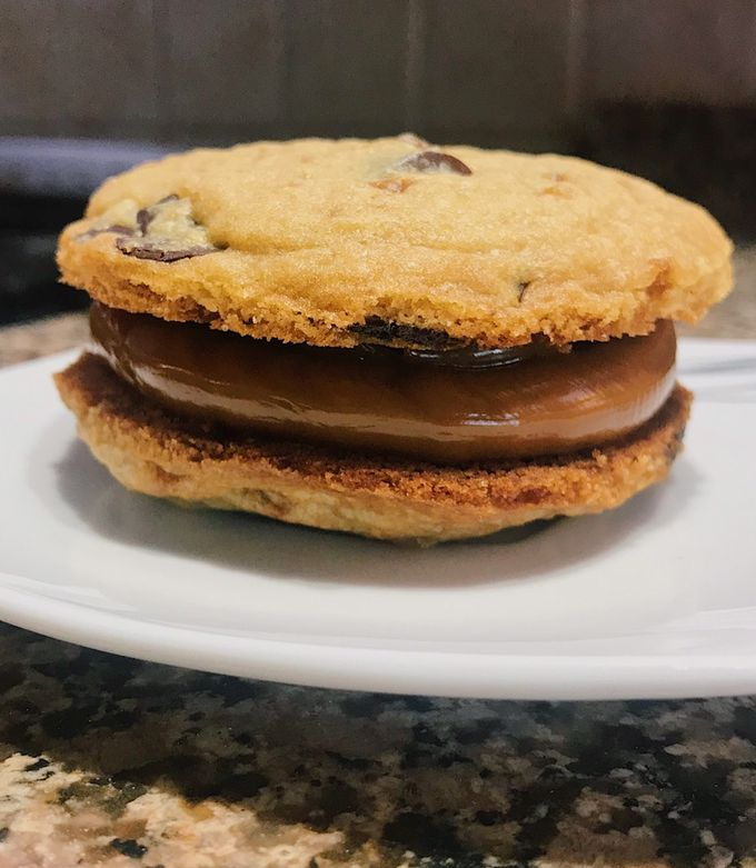 Alfajor casero express hecho con galletitas relleno de dulce de leche en plato blanco