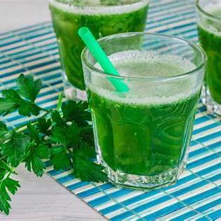 Batido verde detox con perejil, apio y limón, perfecto para una alimentación saludable