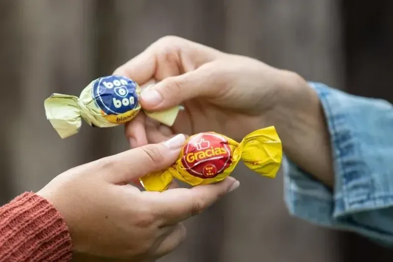 Two people exchanging Bon o Bon chocolates during Semana de la Dulzura in Argentina. 