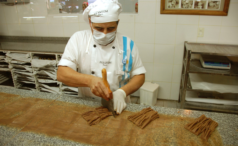 Maestro chocolatero elaborando chocolate en rama artesanal en Bariloche, Argentina
