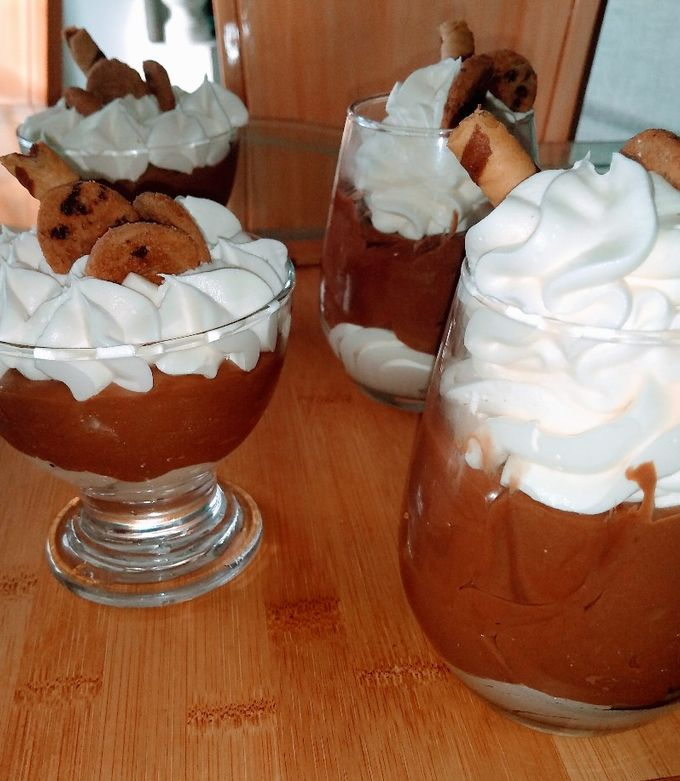 Postre argentino fácil en copa con capas de galletitas, dulce de leche y crema batida