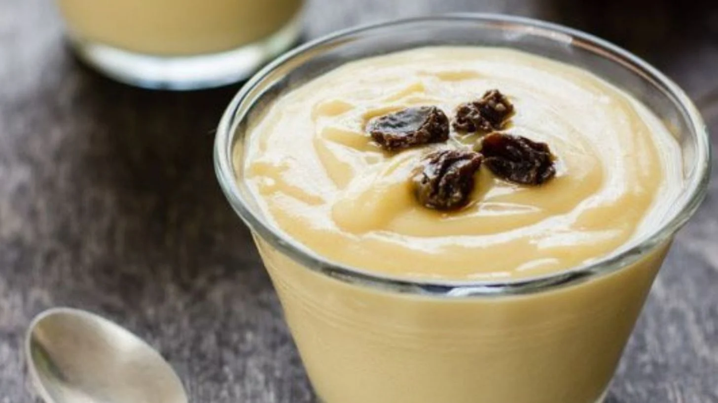 Postre casero de vainilla servido en vaso de vidrio con pasas, hecho con extracto natural argentino