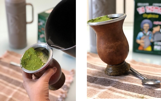 Preparación de chimarrão brasileño en cuia, mostrando la molienda fina y el vertido de agua caliente